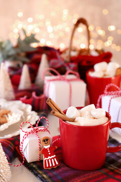 Red Mug Of Christmas Drink With ｍarshmallow And Gingerbread Woman Cookie With Giftbox. Christmas Decoration Background.ホットマシュマロドリンクとクリスマスクッキー