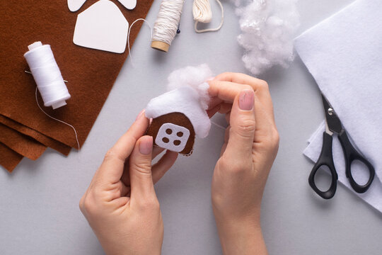 Filling the felt Christmas gingerbread house with holofiber. Step-by-step manufacturing instructions. Step 9.