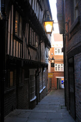路地の街灯