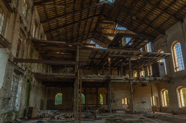 Fototapeta na wymiar Interno di una vecchia fabbrica abbandonata
