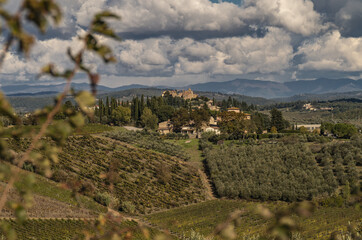 Naklejka premium Il piccolo borgo toscano con castello