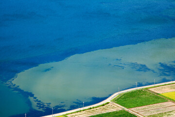久美浜湾内に流れる土砂