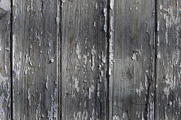 白い塗装が剥がれた古い木の壁