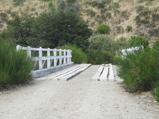 puente de madera en la montaña