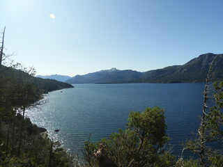 Fototapeta premium vista del lago y las montañas