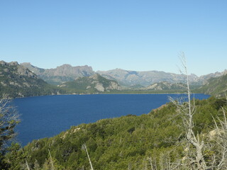 vista del lago y las montañas