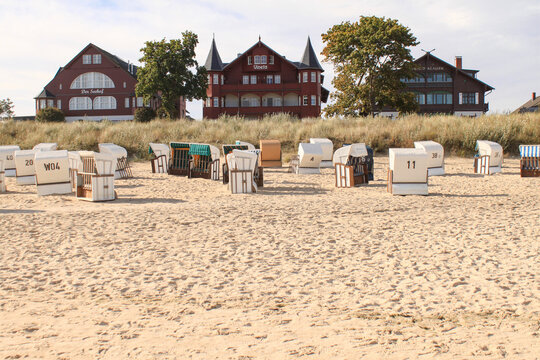 Seebad Bansin; Teilansicht Strand mit historischen Strandvillen