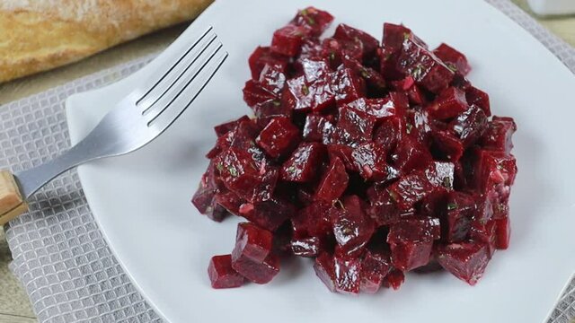 assiette de d&egrave;s de betteraves en vinaigrette 