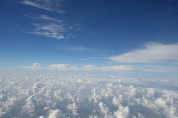 Fototapeta na wymiar 飛行機から眺める雲上の景色