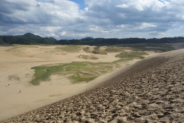 無数の足跡が残る砂丘