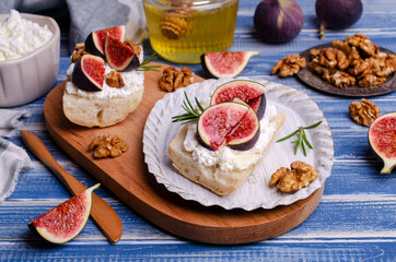 Sandwich with white cream, figs and honey