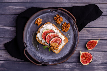 Sandwich with white cream, figs and honey