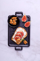 Sandwich with white cream, figs and honey