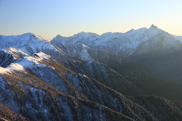 北アルプス燕岳　山頂からの風景　夕焼けに映える初冠雪の凍る表銀座コース　槍穂高連峰遠景