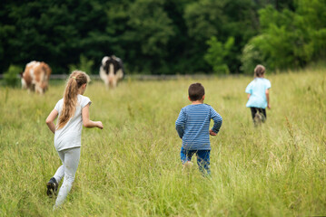 Naklejka premium Group of kids running around on a field and having fun together