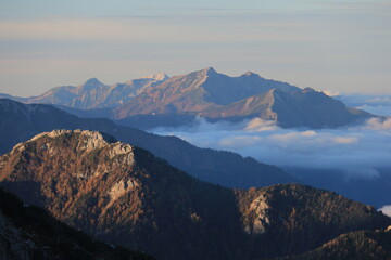 北アルプス　初冠雪　凍る燕岳山頂から　夕陽に映える後立山連峰遠景