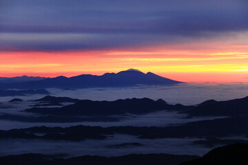 北アルプスの朝　燕岳からの風景　朝焼けと雲海と浅間山遠景　