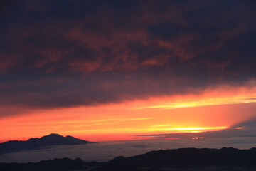 北アルプスの朝　燕岳からの風景　朝焼けと雲海と浅間山遠景　