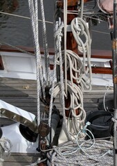 cordages et poulies sur un ancien bateau &agrave; voile.