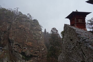 断崖絶壁に建つ寺