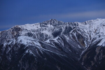 Obraz premium 北アルプス燕岳山頂から 初冠雪の朝 凍結した水晶岳遠景