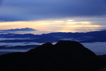 北アルプスの朝　燕岳からの風景　有明山シルエット越しの朝焼けと雲海と浅間山遠景　