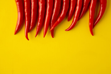 würzige rote Chilischote auf gelbem Hintergrund © robcartorres