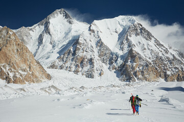 Fototapeta na wymiar alpinisti in himalaya