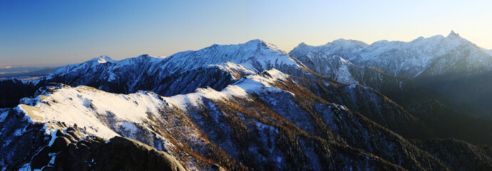 北アルプス燕岳から　夕陽に映える初冠雪の表銀座コース　槍穂高連峰、大天井岳、常念岳遠景