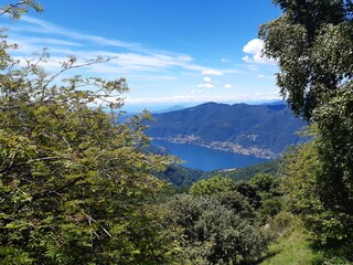 Fototapeta na wymiar Vista panoramica dal sentiero del monte Palanzone in Lombardia, viaggi e paesaggi in Italia