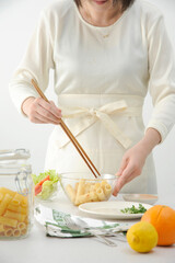 パスタ料理をつくる女性