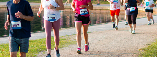 Runners racing around Belmont Lake