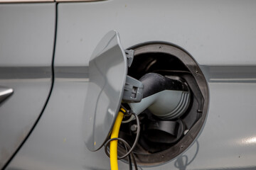 E-Auto wird aufgeladen, erneuerbare Energie 