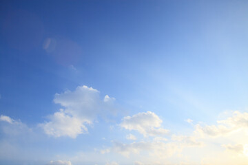 青空の雲と斜光