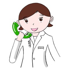 白衣を着用した女性の医療関係者が電話対応しているところ