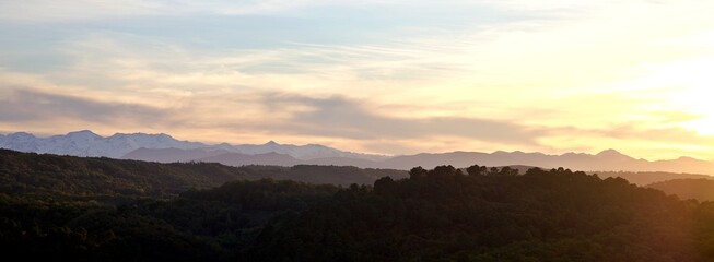 Coucher de soleil montagne Pyrénées paysage - tourisme voyage découverte aventure
