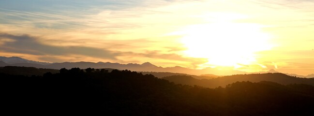 Coucher de soleil sur les montagnes
