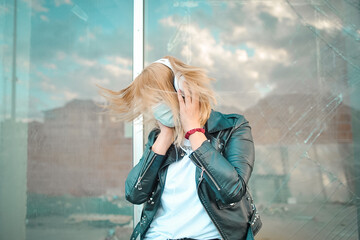 Mujer en exterior nueva normalidad