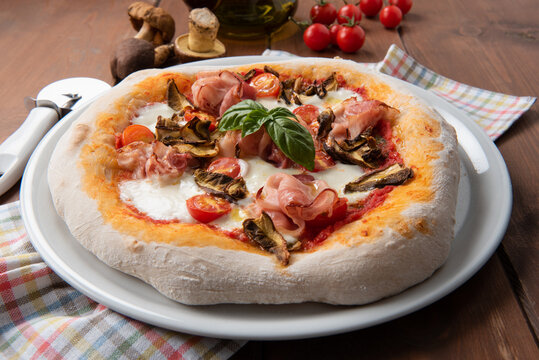 Deliziosa pizza boscaiola con prosciutto cotto e funghi