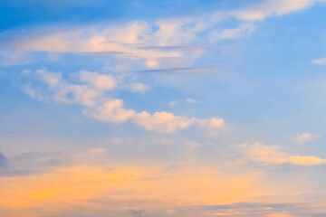 nuvole 04 - cielo azzurro con nubi dorate nella luce del tardo pomeriggio