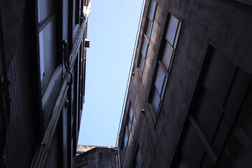 ビルとビルの隙間から見える青空