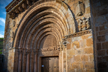Fototapeta na wymiar Iglesia románica de Cervatos en Cantabria, España