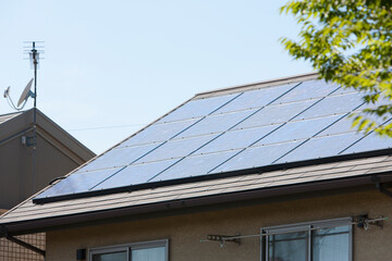 ソーラーパネルの付いた屋根