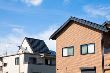 ソーラーパネルの付いた住宅地