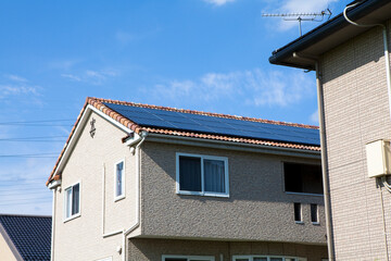 ソーラーパネルの付いた屋根