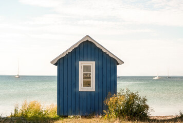 Blaues Badehäuschen auf der Insel Ärö