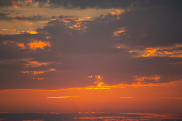 Sonnenuntergang am blutroten Himmel