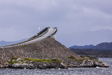De Atlantic Ocean Road in Noorwegen is een pittoreske weg met de beroemde Storseisundet-brug