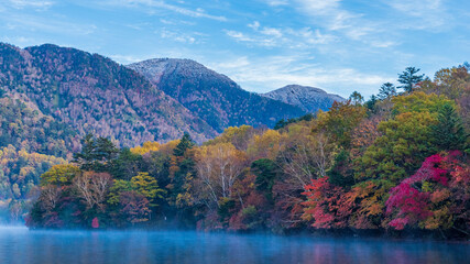 湯の湖　紅葉　気嵐　秋