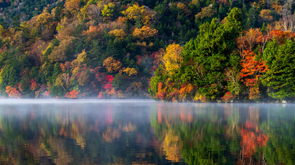 湯の湖　紅葉　気嵐